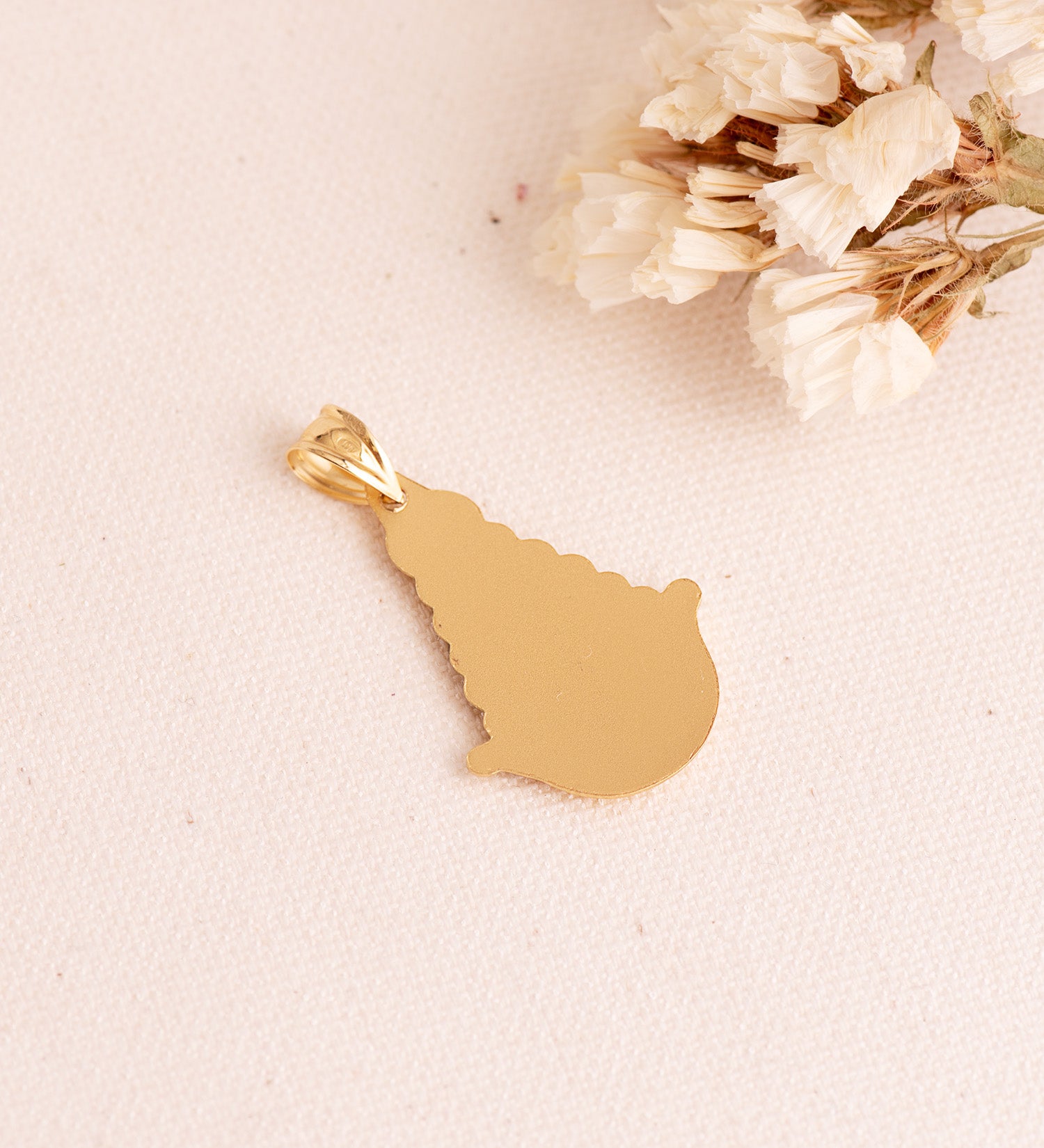 Médaille Or Jaune 18K Vierge Del Rocio Silhouette 30X20 mm Sculpté
