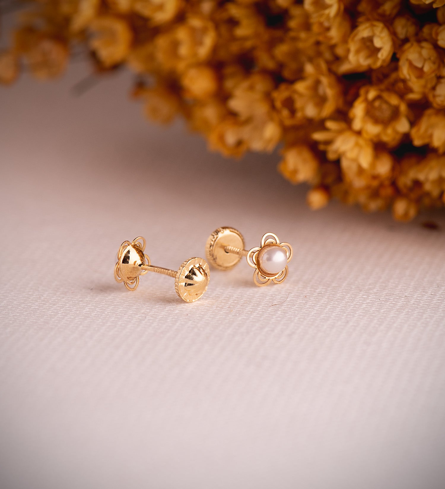 Pendientes Oro Amarillo 18K Flor Calada con Perla 3MM Tamaño: 6 mm Cierre Rosca