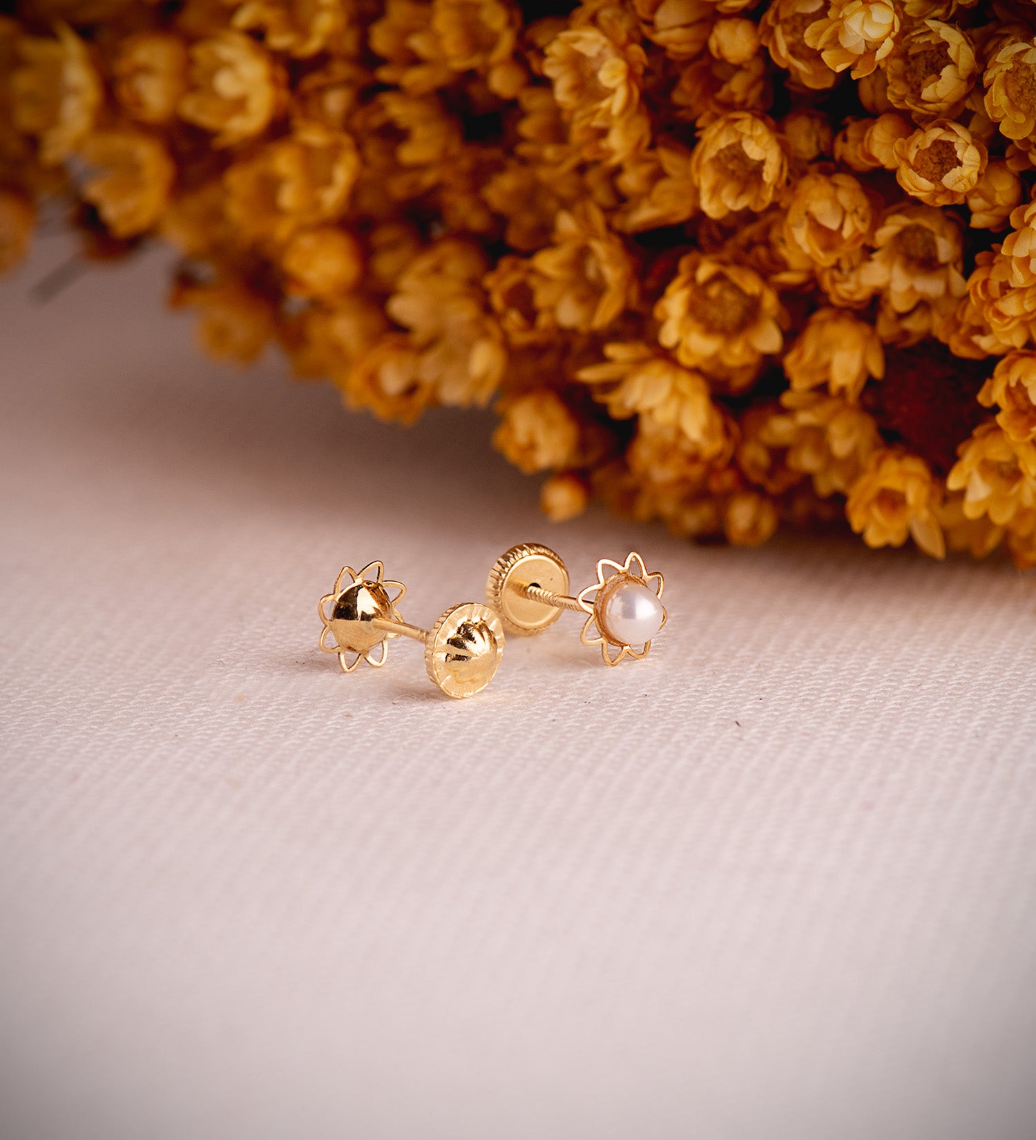 Boucles d'oreilles Or Jaune 18K Fleur Ajourée avec Perle 3MM Taille : 6 mm Fermoir a Vis