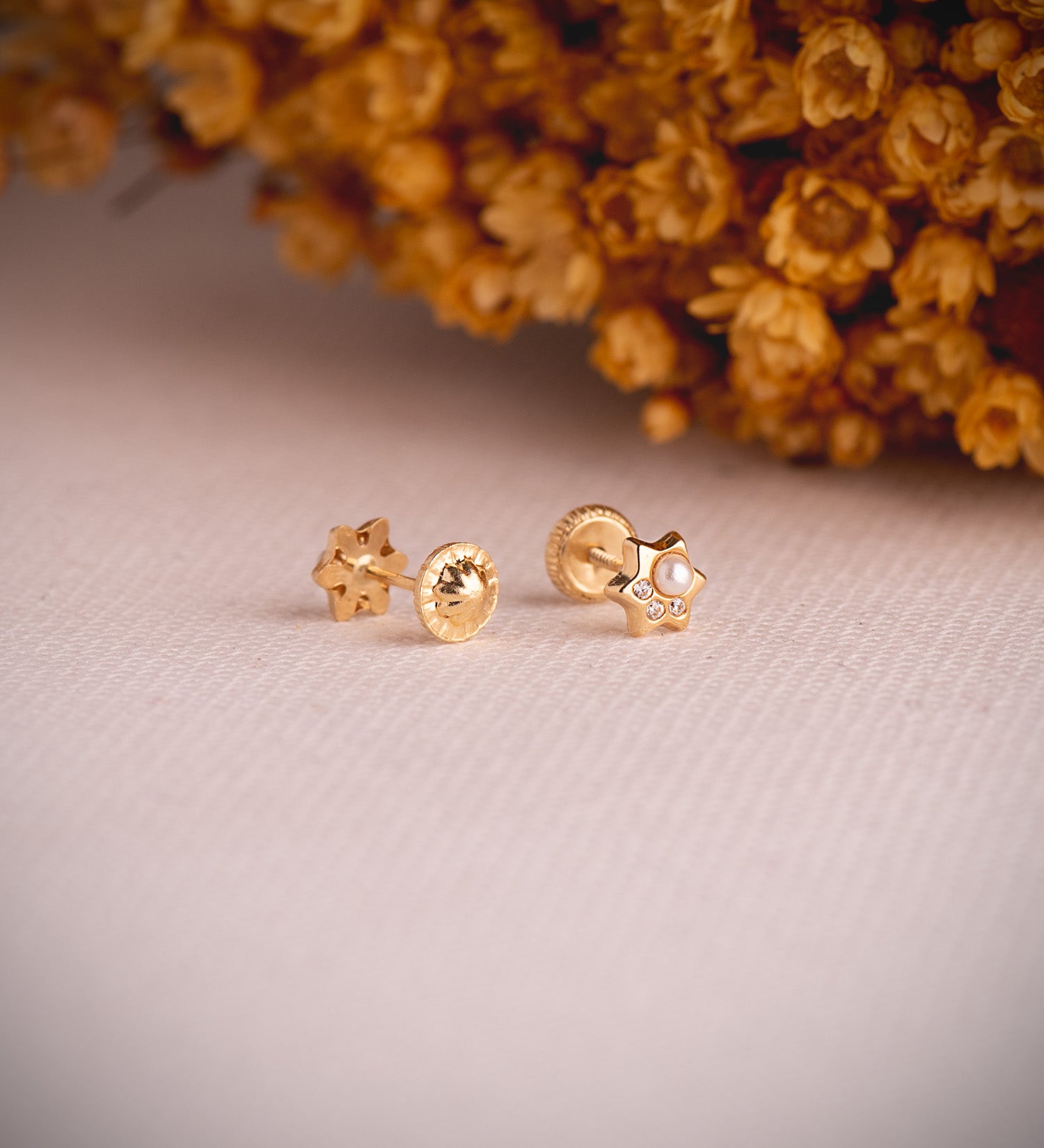 Boucles d'oreilles en Or Jaune 18K Étoile avec Perle et Zirconia Taille : 6X5MM Fermoir a Vis
