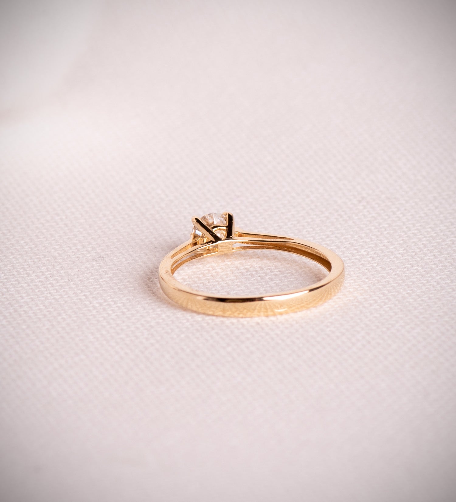 Solitaire i 18K gult guld 4 ben med Lab-diamant 0,50 Ct G - VS1