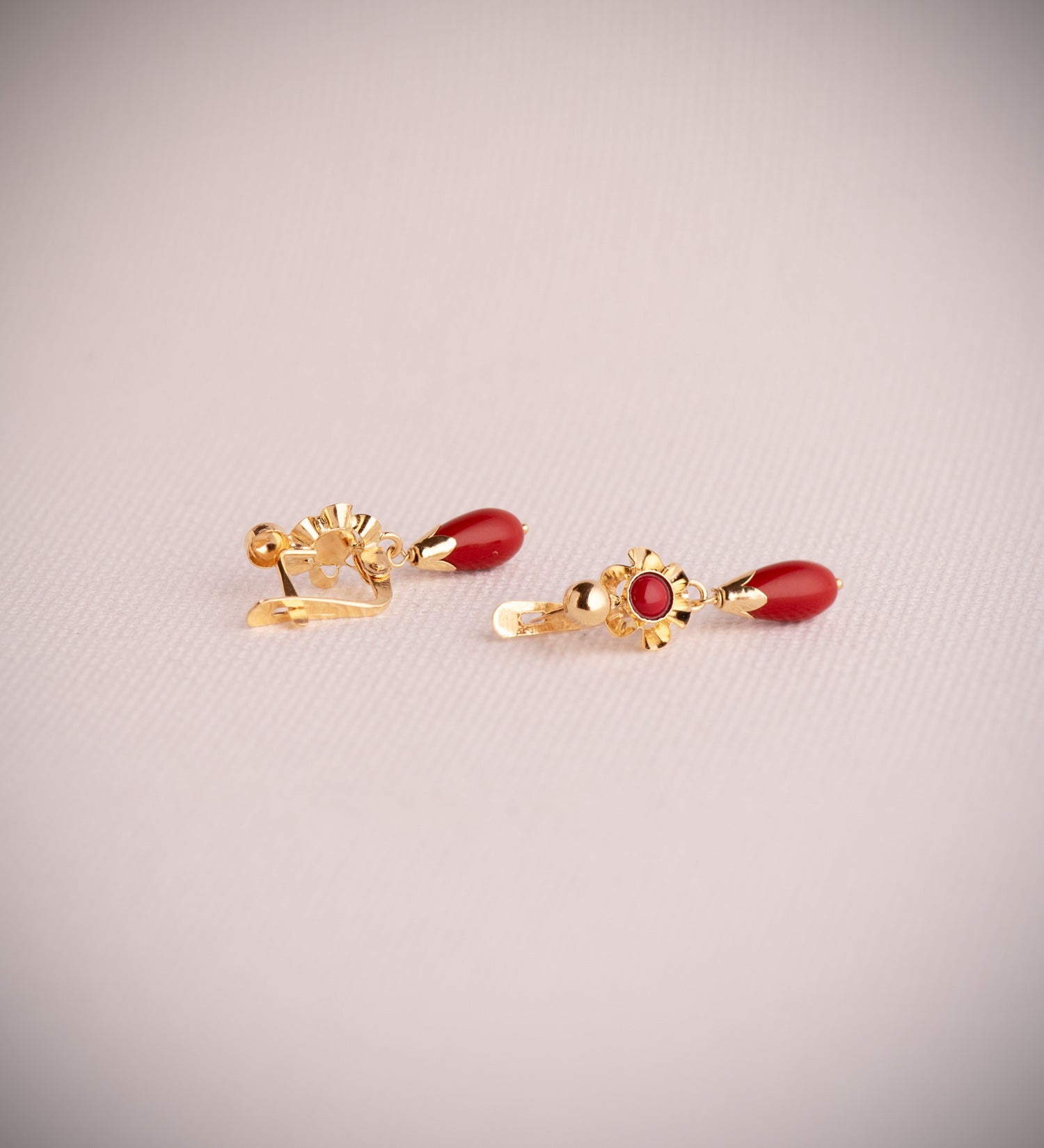 Boucles d'oreilles Or Jaune 18K Corail Cubain Taille : 22X7 mm Fermoir Catalan