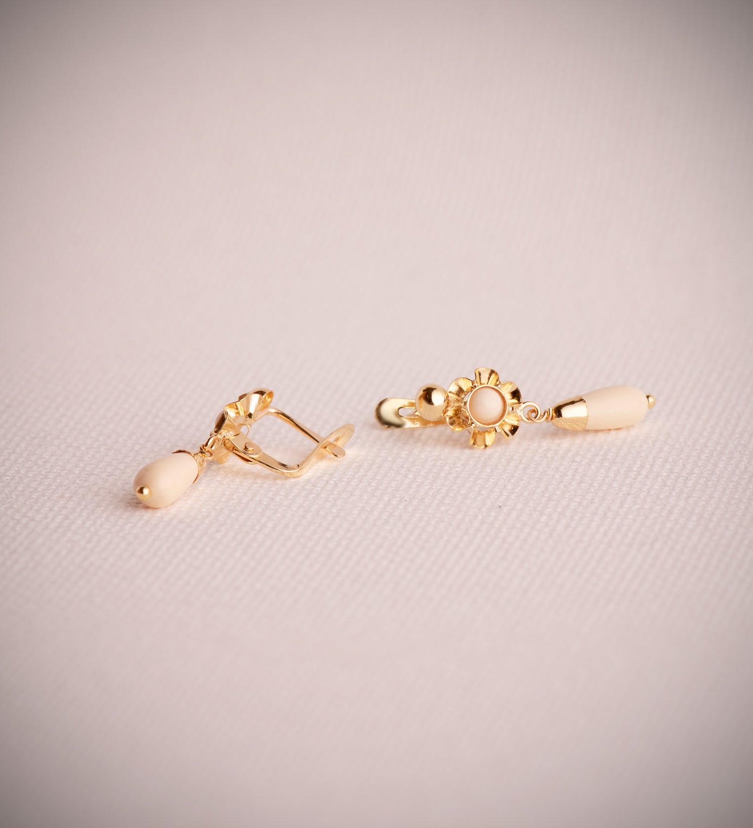 Boucles d'oreilles Or Jaune 18 Carats Cubain Ivoire Taille : 22X7 mm Fermoir Catalan