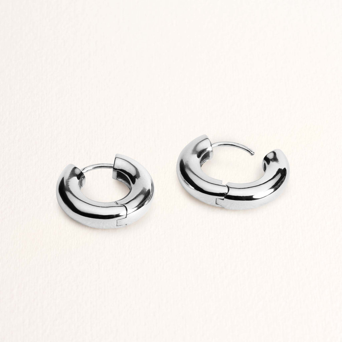 Orecchini mini cerchio Geri in argento placcato – Ana & Cha