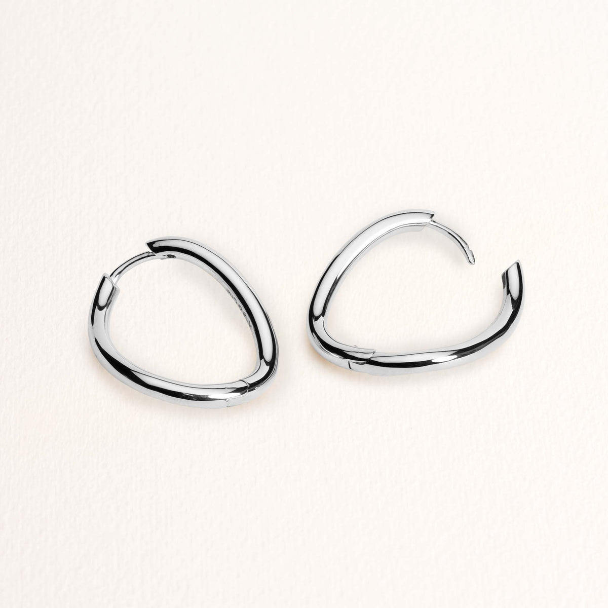Orecchini a cerchio placcati in argento Lindsay – Ana & Cha