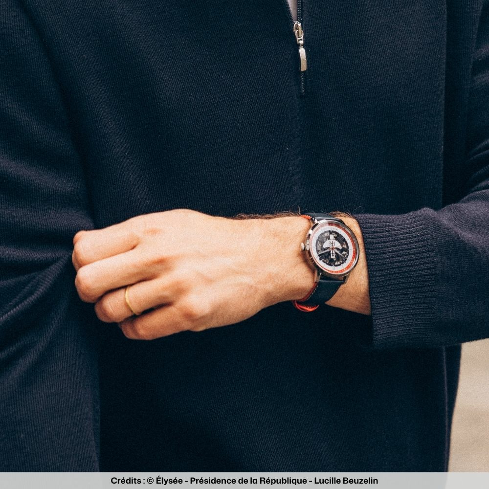 Montre homme Pierre Lannier ÉLYSÉE PRÉSIDENCE DE LA RÉPUBLIQUE 456D196 – cadran argenté bracelet cuir bleu – vue 3
