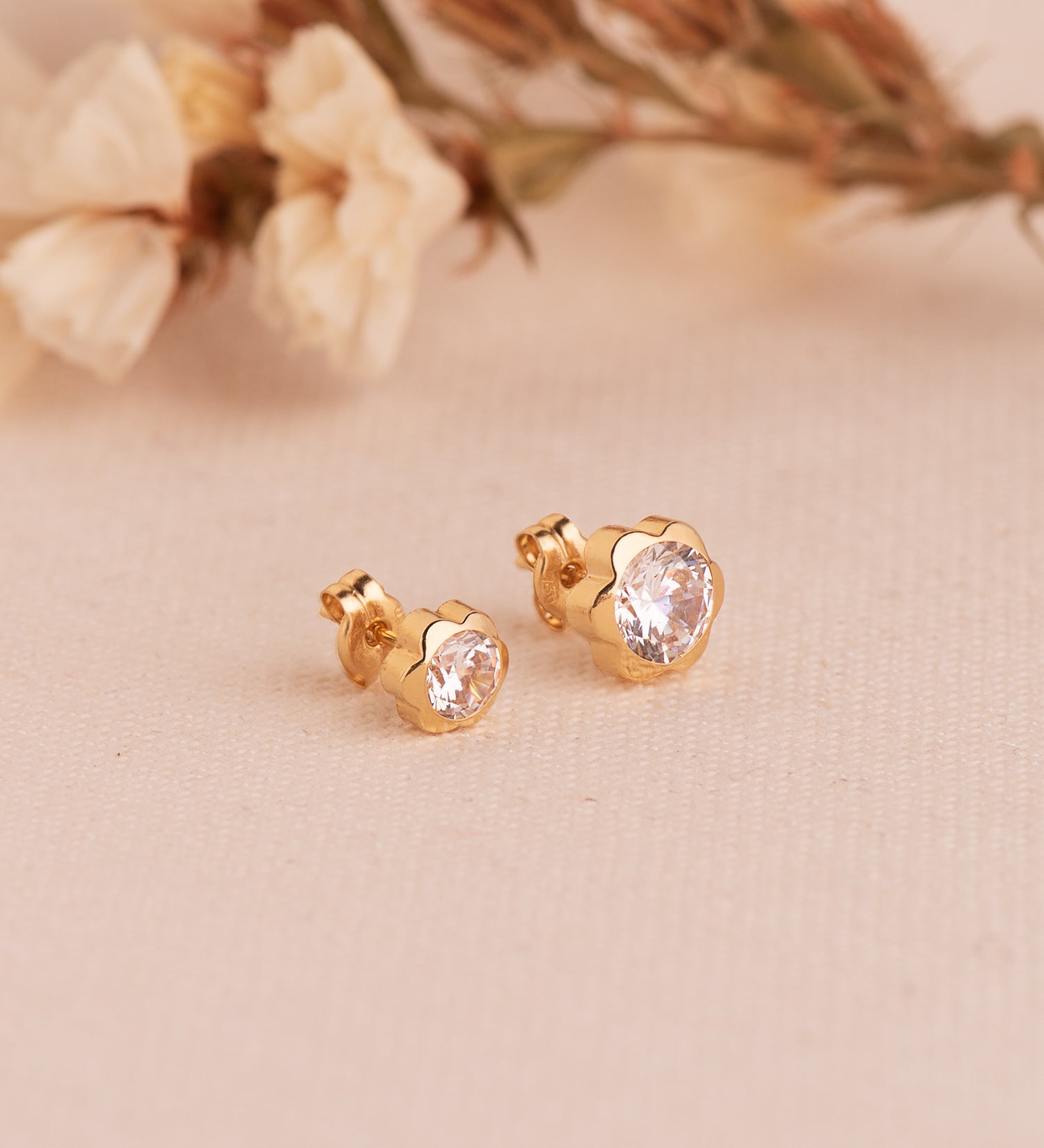 18K イエロー ゴールド デイジー キトゥン ピアス ジルコニア付き サイズ: 7.5 X 7.5 mm スナップボタン