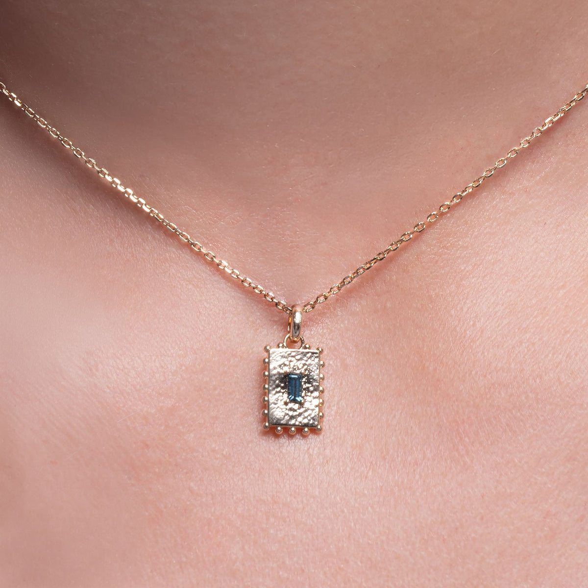Collier Tania topaze London Blue en plaqué or – Ana & Cha – vue 2