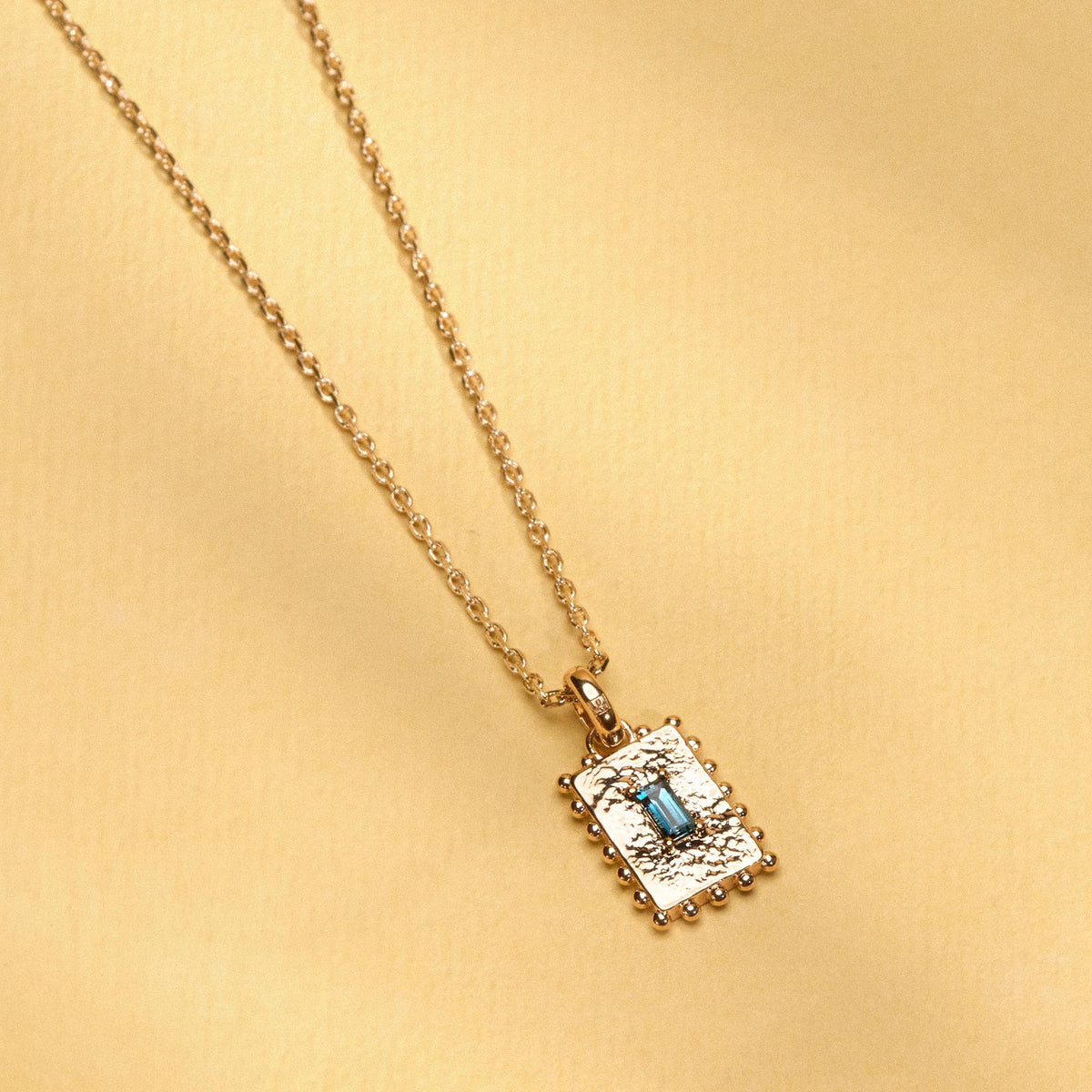 Collier Tania topaze London Blue en plaqué or – Ana & Cha – vue 3