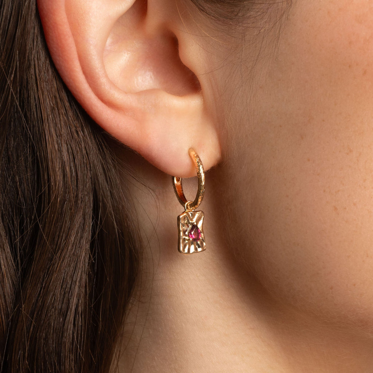 Créoles Livia rhodolite en plaqué or – Ana & Cha – vue 2