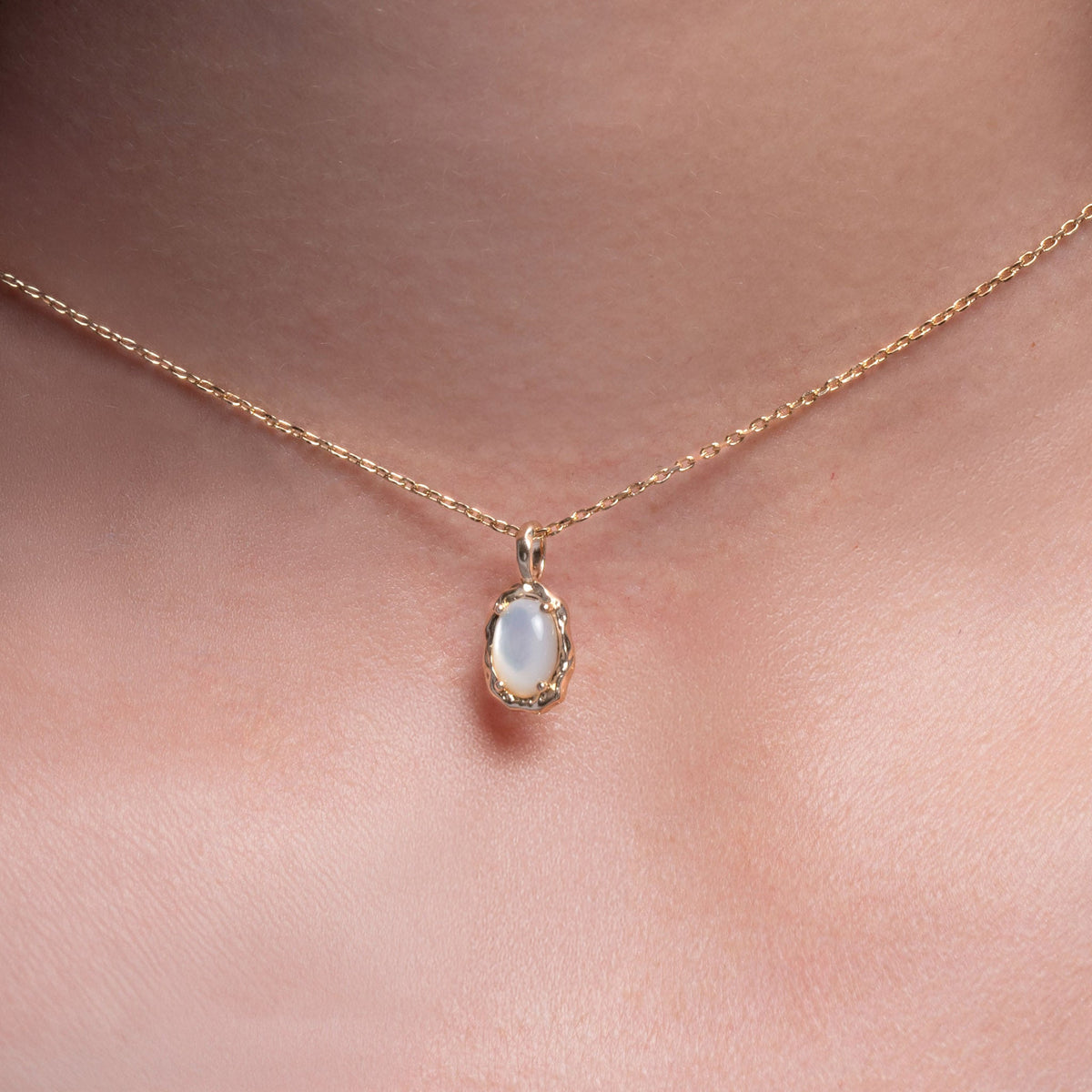Collier Ilona nacre en plaqué or – Ana & Cha – vue 2
