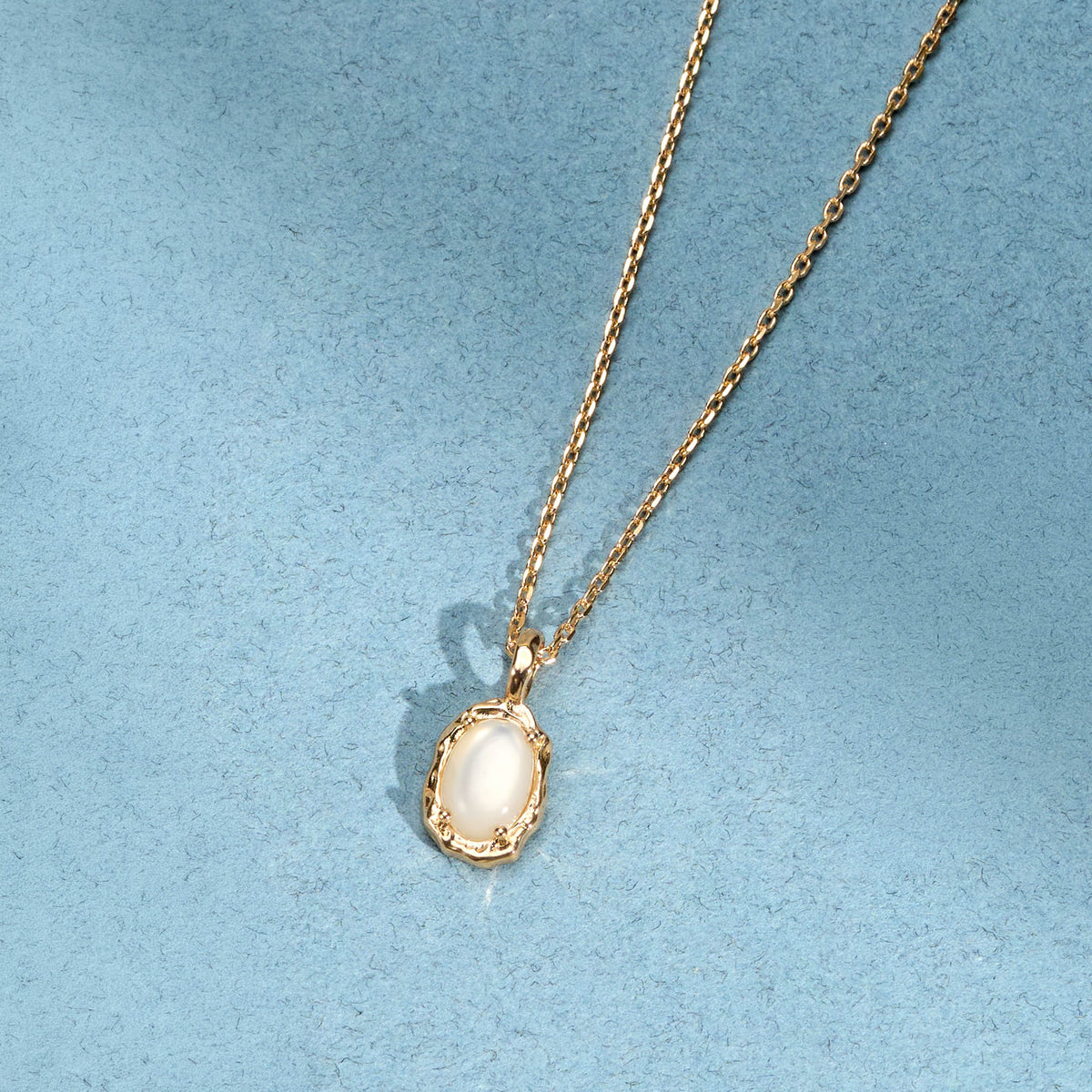 Collier Ilona nacre en plaqué or – Ana & Cha – vue 3