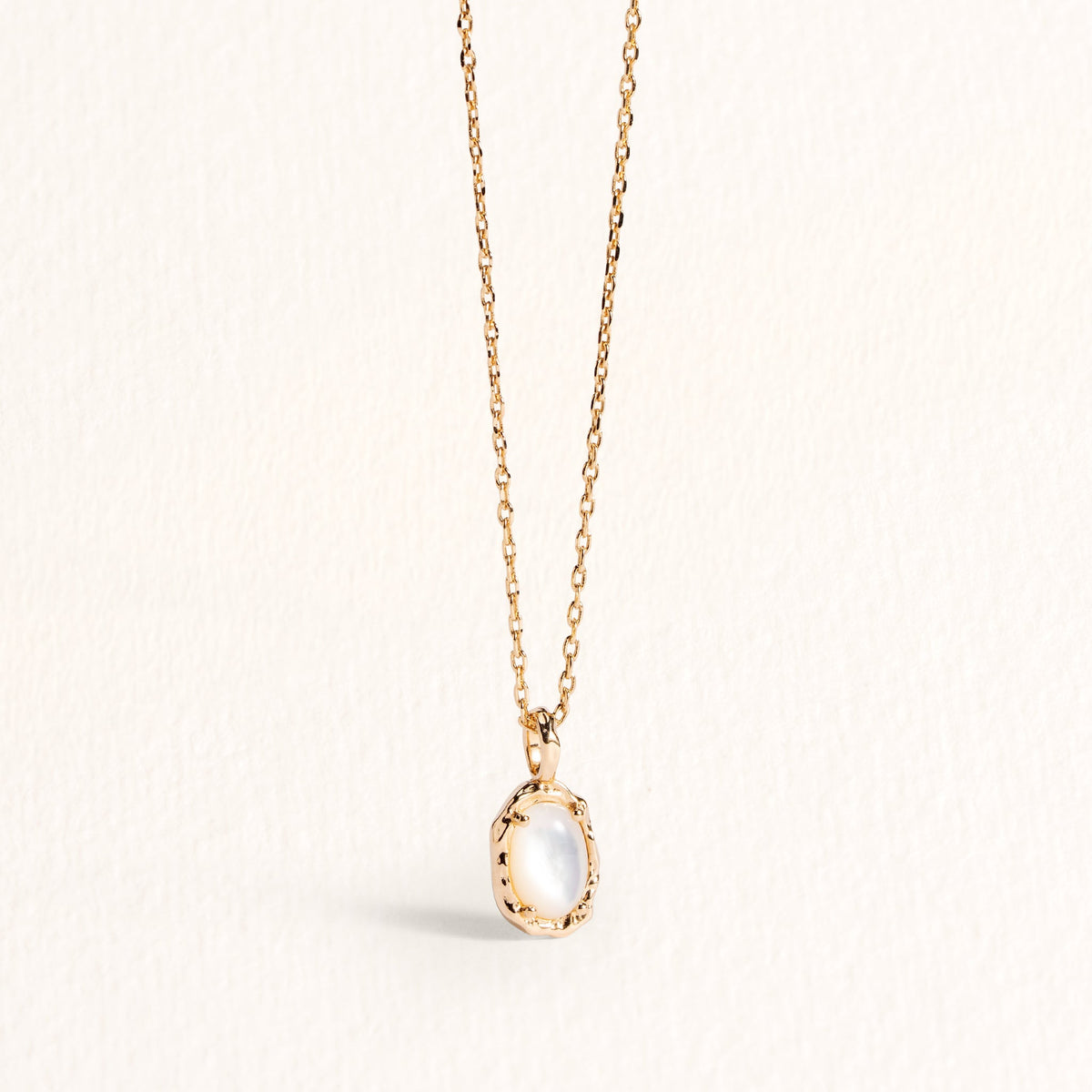 Collier Ilona nacre en plaqué or – Ana & Cha