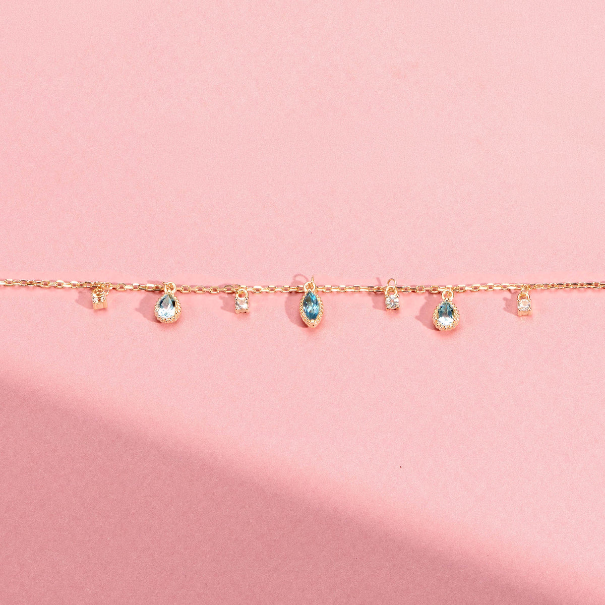 Bracelet chaîne Mira topazes en plaqué or – Ana & Cha – vue 3