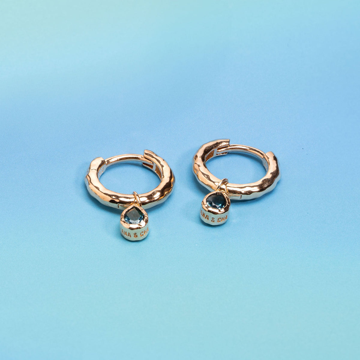 Mini Carla hoop øreringe i forgyldt – Ana & Cha – se 2