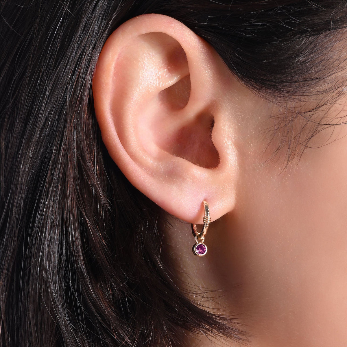 Mini orecchini a cerchio Tess in rodolite placcati in oro – Ana & Cha – vista 3