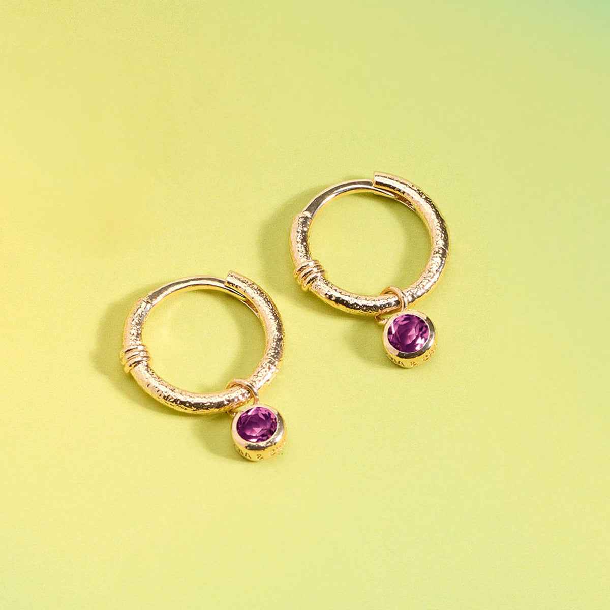 Mini orecchini a cerchio Tess in rodolite placcati in oro – Ana & Cha – vista 2