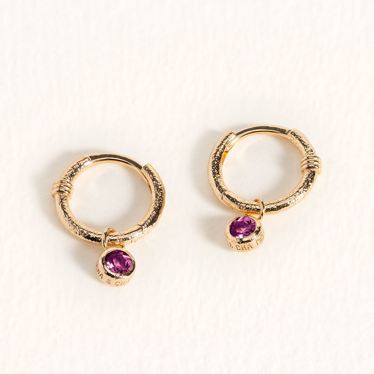 Mini orecchini a cerchio Tess in rodolite placcati in oro – Ana & Cha