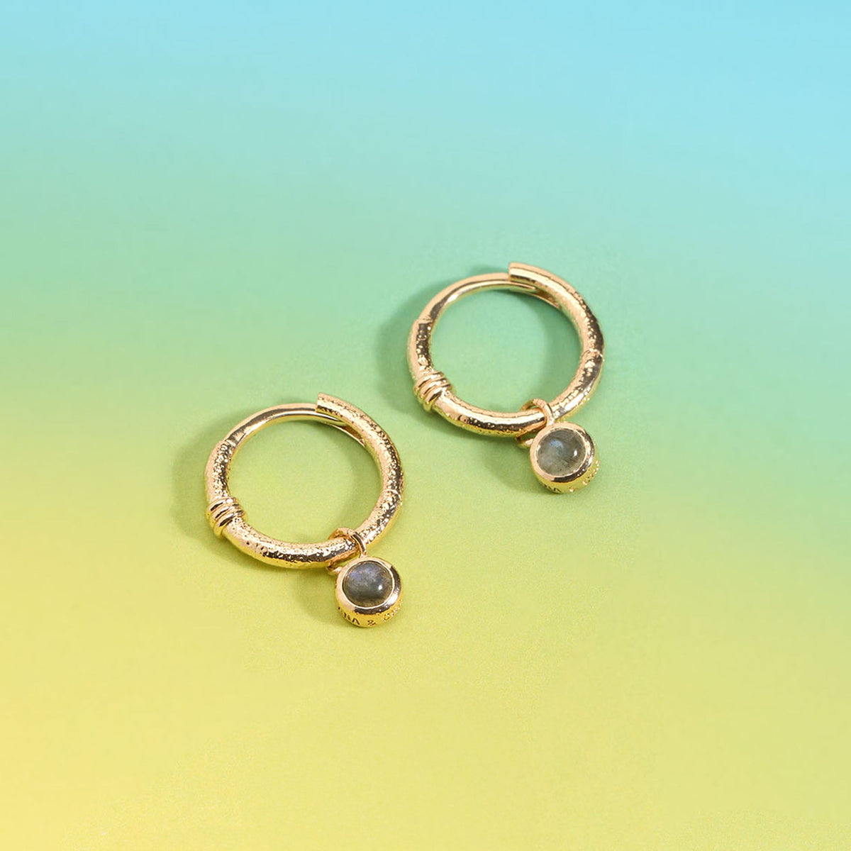 Tess labradorit mini hoop øreringe i forgyldt – Ana & Cha – se 2