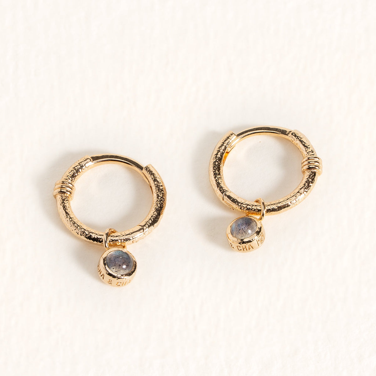 Tess labradorit mini hoop øreringe i forgyldt – Ana & Cha