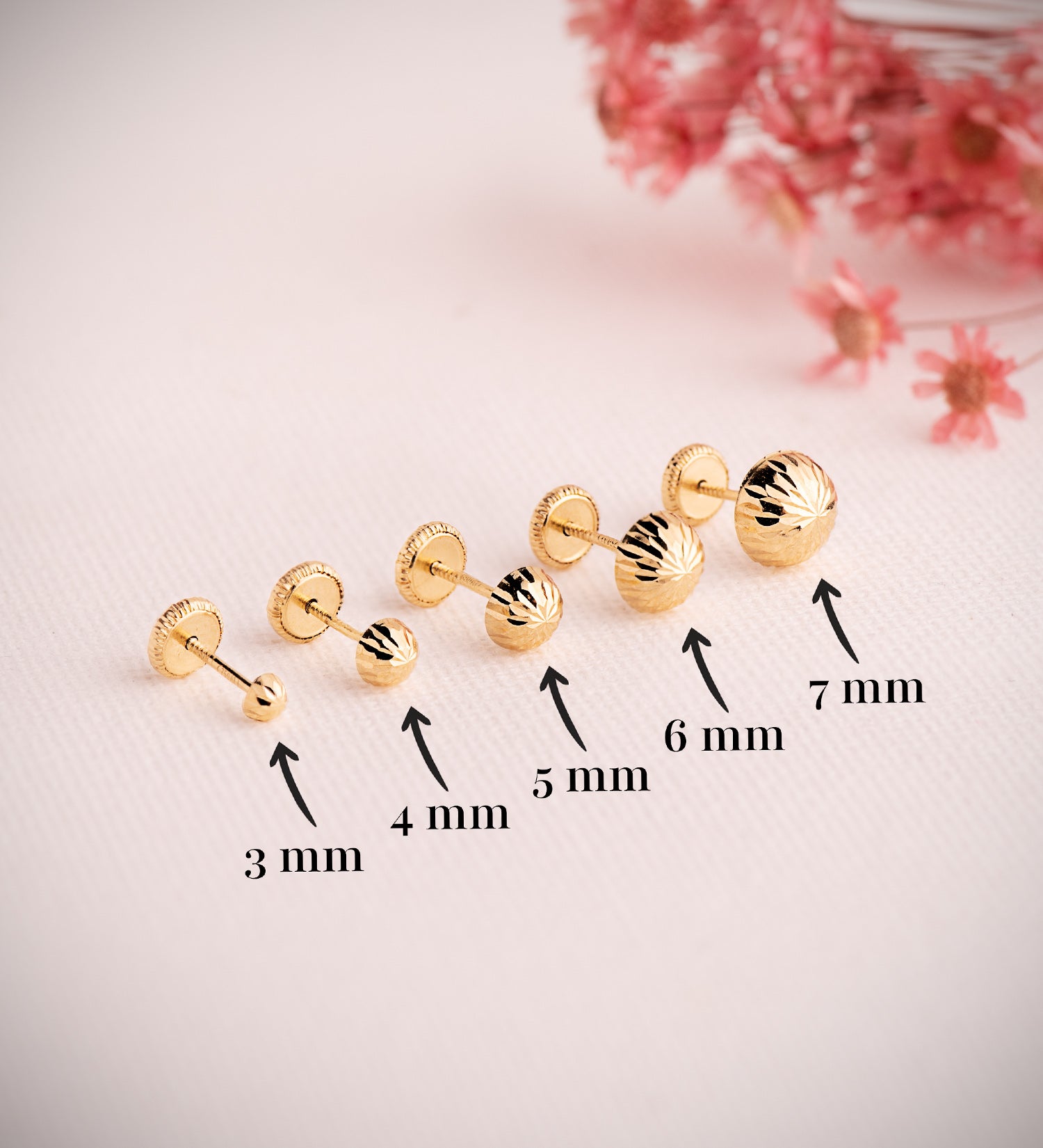Boucles d'oreilles en Or Jaune 18K Demi-boule Creuse Sculptée Largeur : 7 mm Fermeture à Écrou