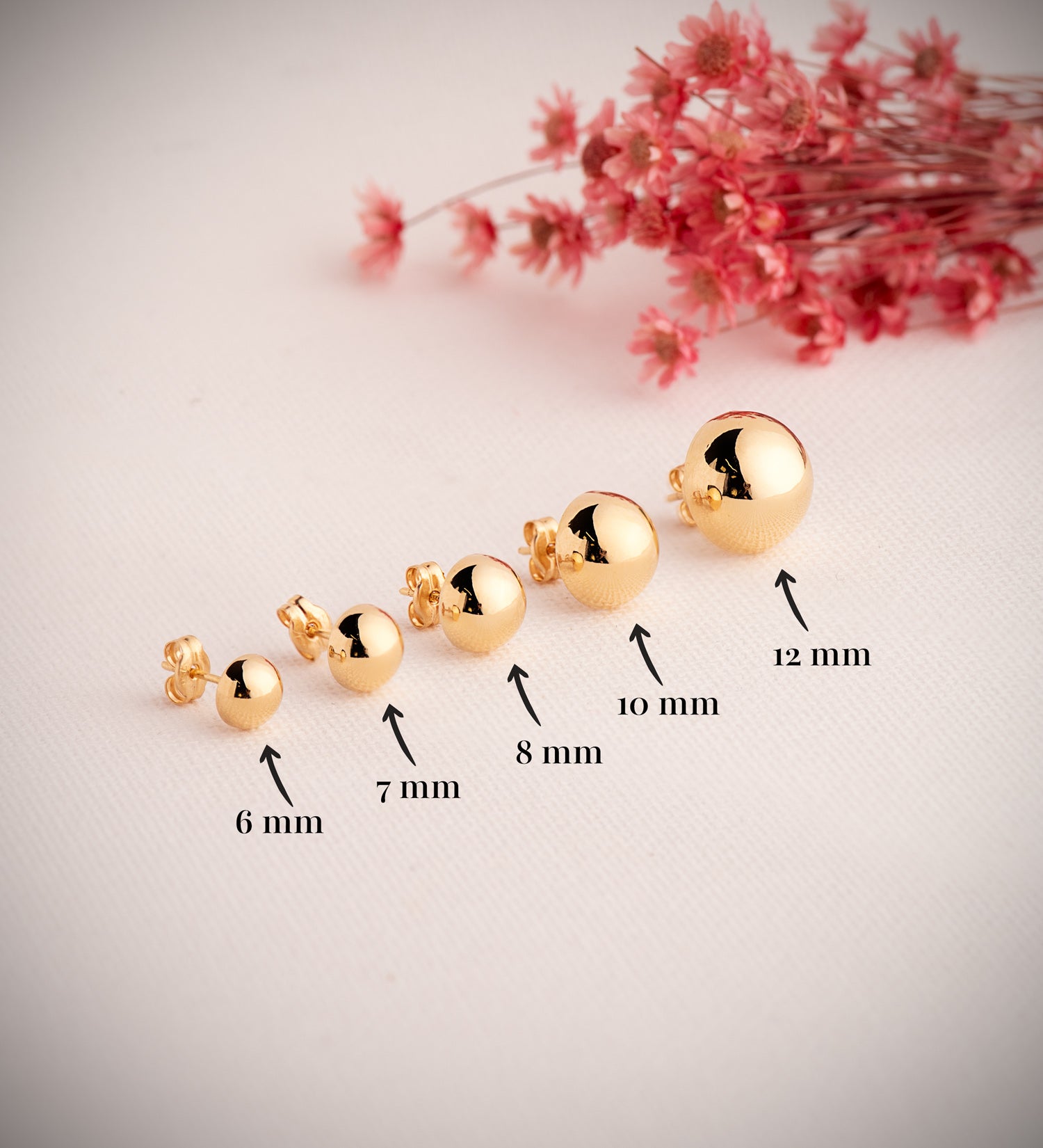 Boucles d'oreilles en Or Jaune 18K Demi-boule Creuse et Lisse Largeur : 12 mm Fermeture Par Pression