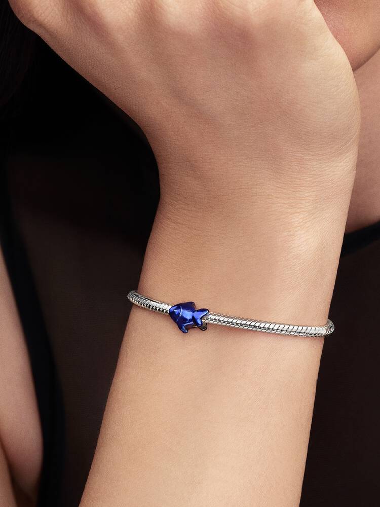 Mini ciondolo a forma di pesce azzurro in argento | Pandora