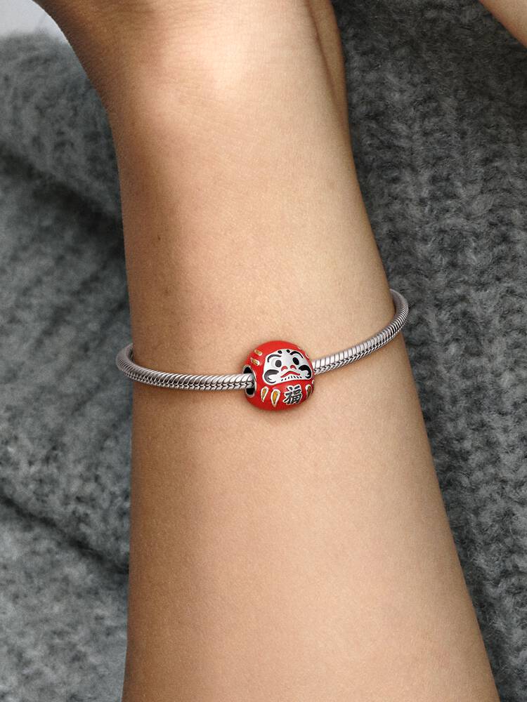 Stříbrný přívěsek pro panenku Daruma s červeným, černým, bílým a zlatým smaltem