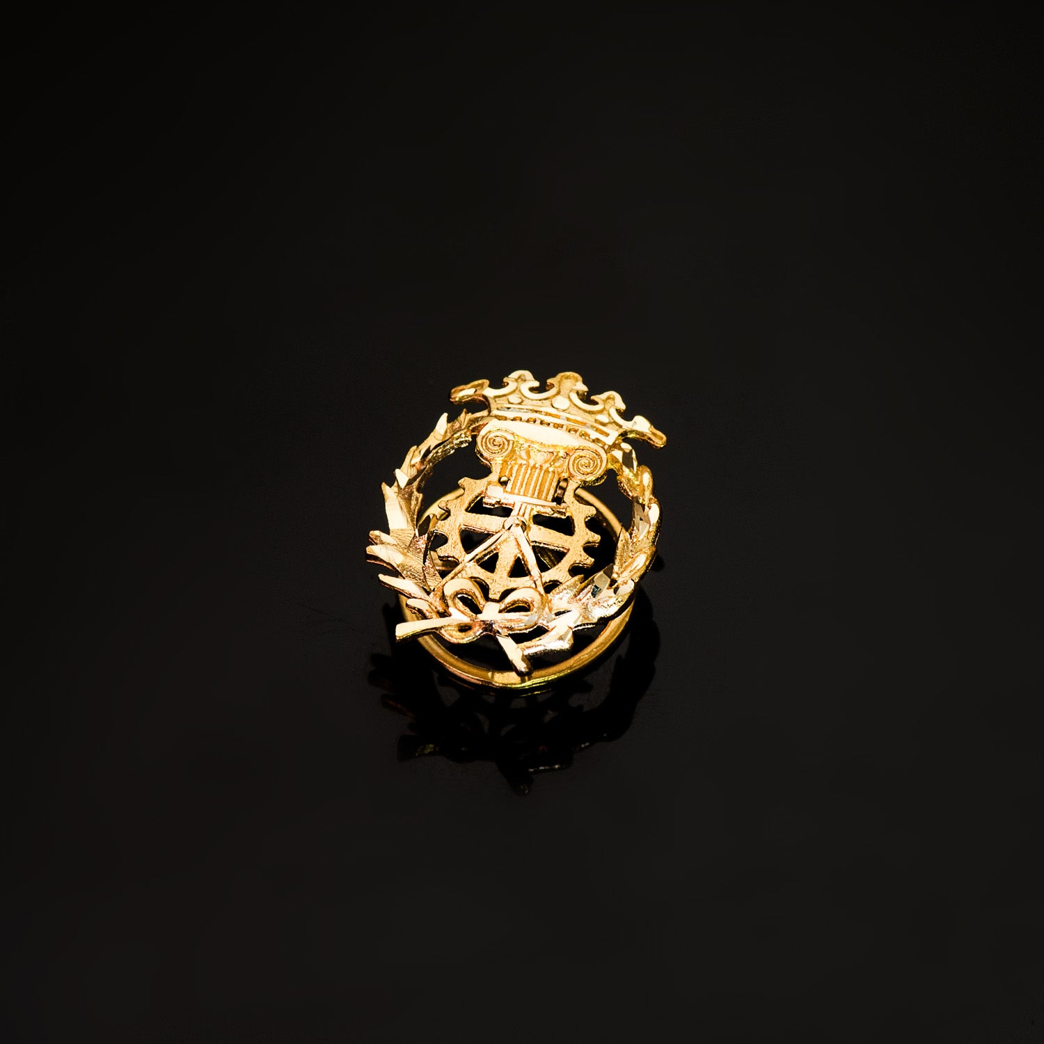 18K Yellow Gold Badge Linear 17 X 14 mm