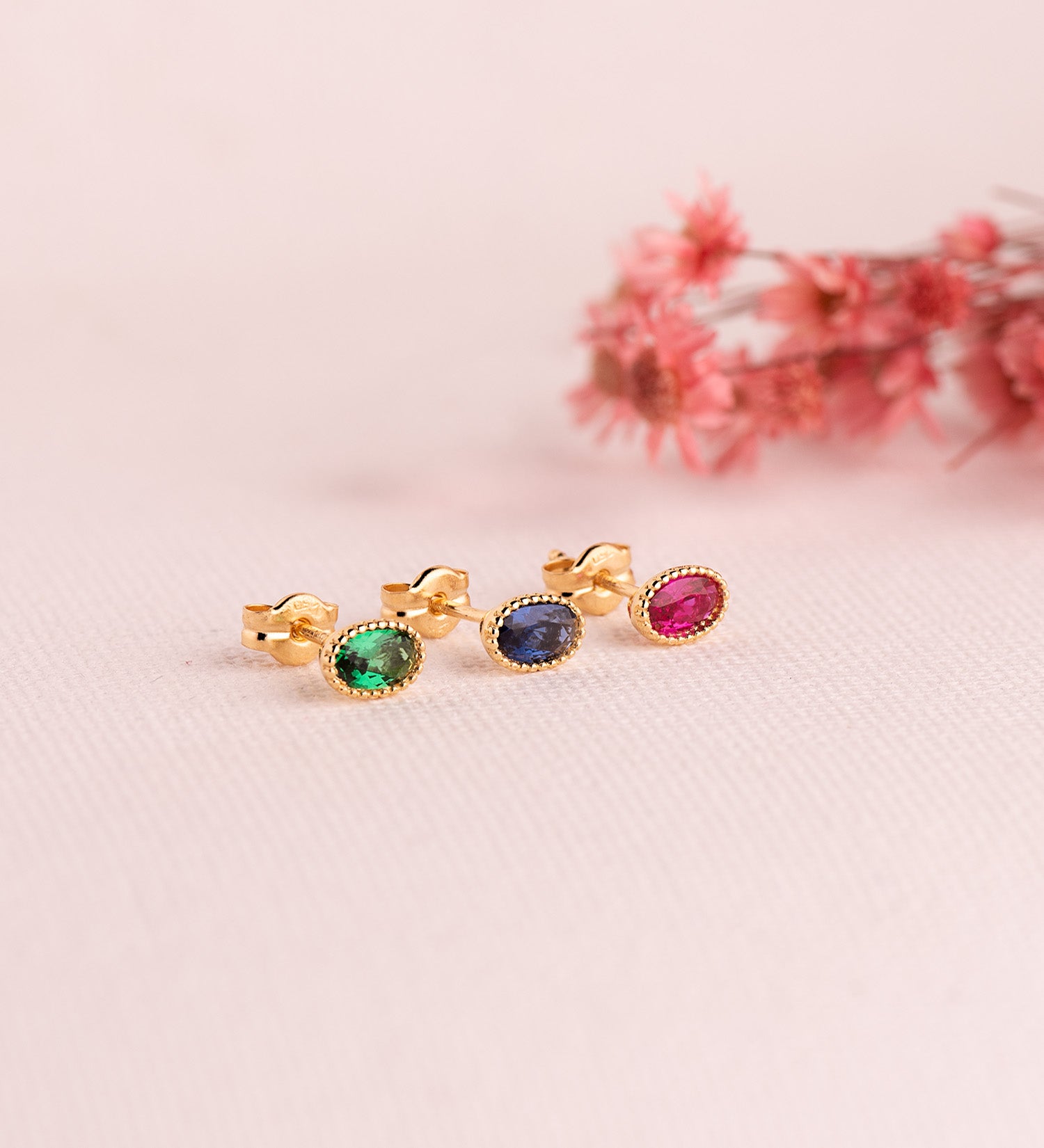Boucles d'oreilles Or Jaune 18K Pierre Verte Ovale avec Bordures en Perles Taille : 6 X 4MM Fermoir Poussettes Papillon