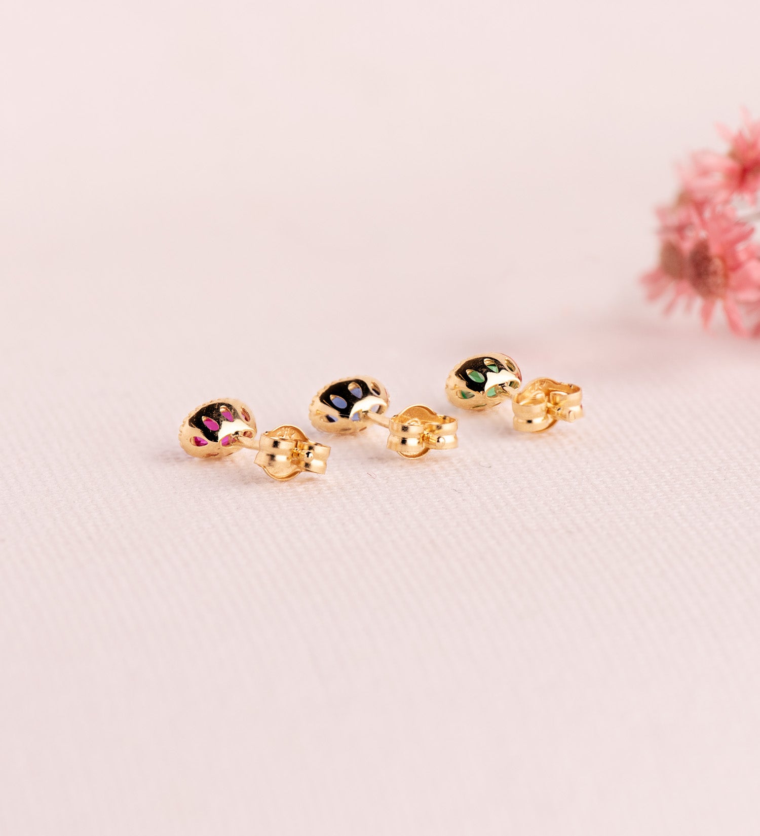 Boucles d'oreilles Or Jaune 18K Pierre Verte Ovale avec Bordures en Perles Taille : 6 X 4MM Fermoir Poussettes Papillon