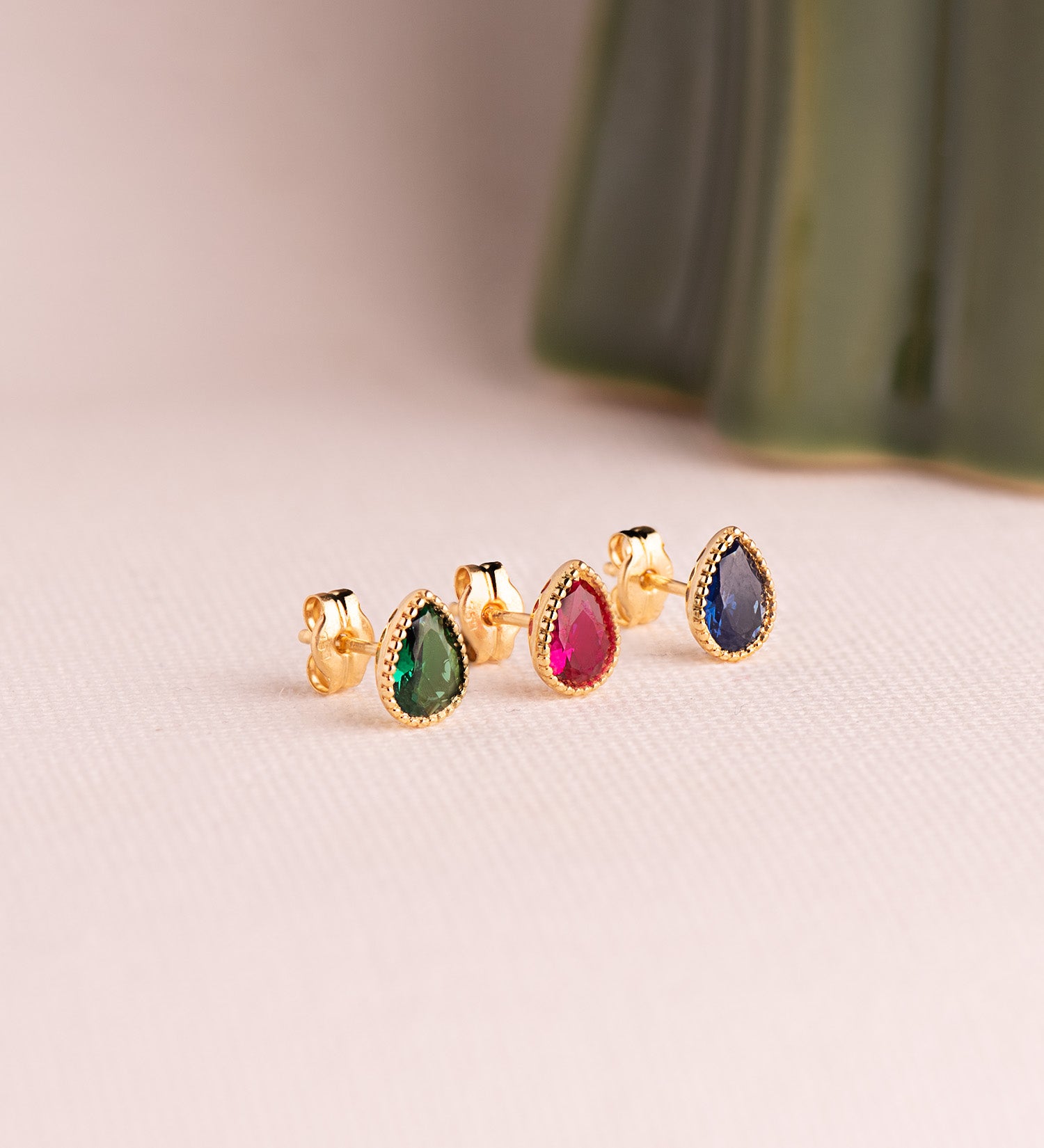 Boucles d'oreilles Or Jaune 18K Pierres Rouges Taille : 7 X5 mm Fermoir Poussettes Papillon
