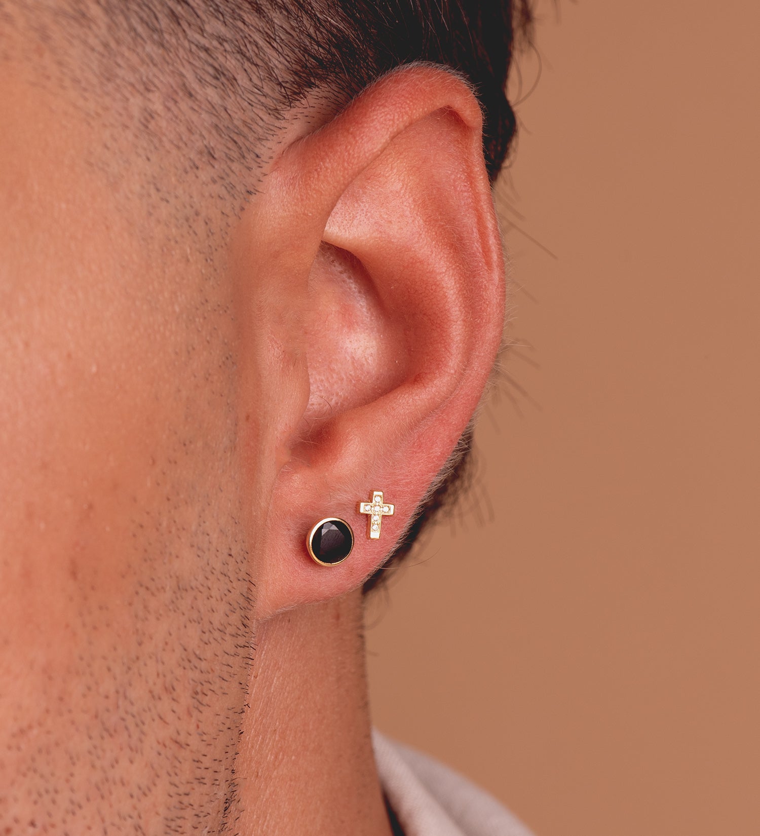 Chaton イヤリング (18K イエロー ゴールド、ブラック ジルコン付き) 幅: 6.2 mm バタフライ クラスプ