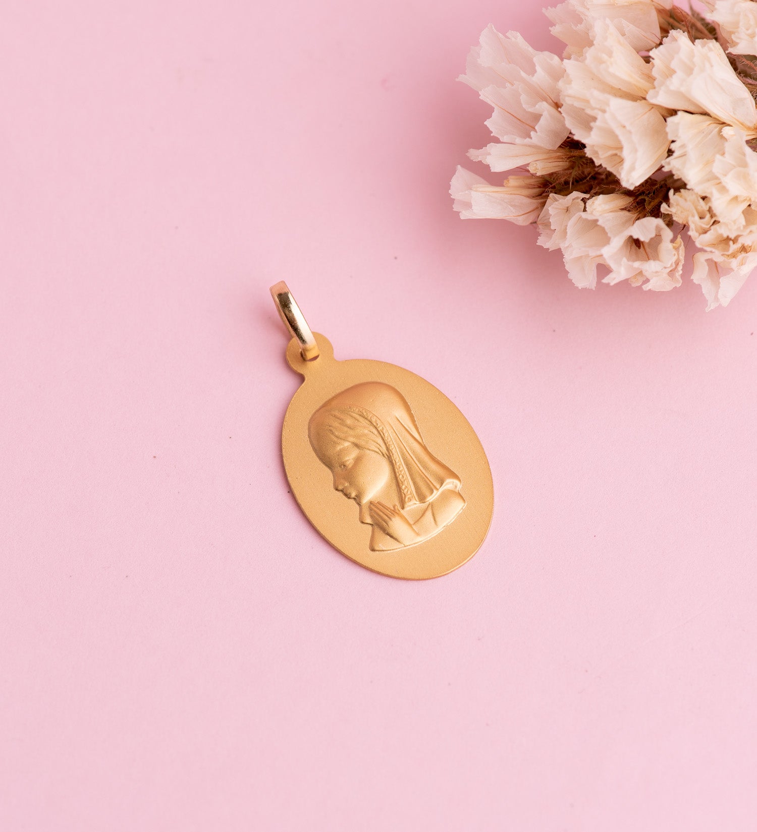 18K sárga aranyérem szűz lány ovális, sima árnyékolású Méret: 23 x 15 mm