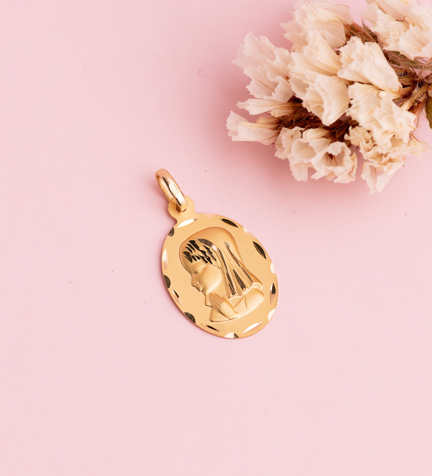 Médaille Or Jaune 18K Vierge Fille Ovale Sculptée Nuancée Mesure : 23 X 15 mm