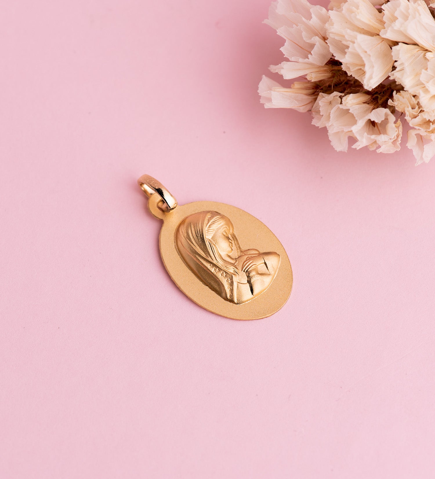 18 K sárga arany medál szűz ovális sima árnyalatú medál Mérete: 22 X 14 mm