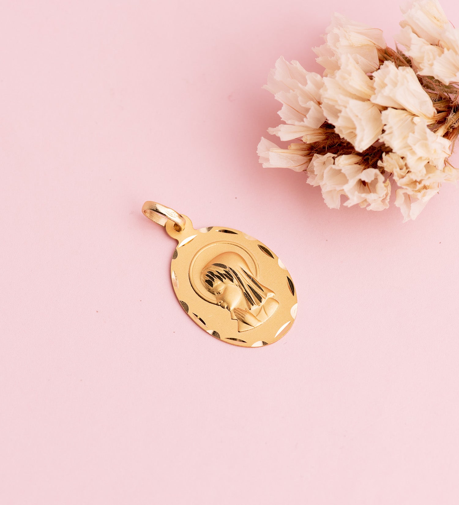 Médaille Or Jaune 18K Vierge Fille Ovale Sculptée Nuancée Mesure : 23 X 15 mm