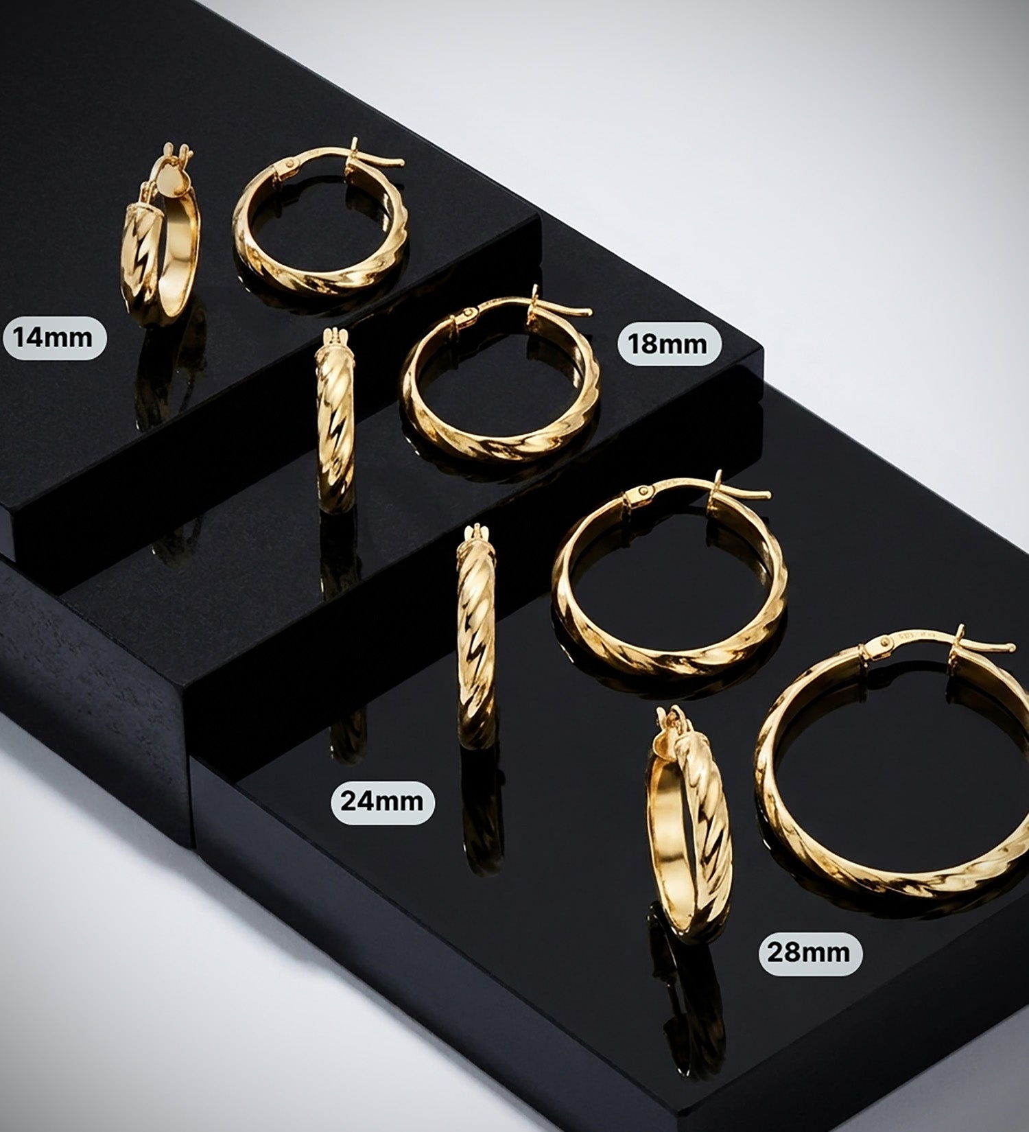Anneaux Creux Demi-ronds en Or Jaune 18K avec Bandes Brillantes Taille : 14 X 4 mm Fermeture à Clip