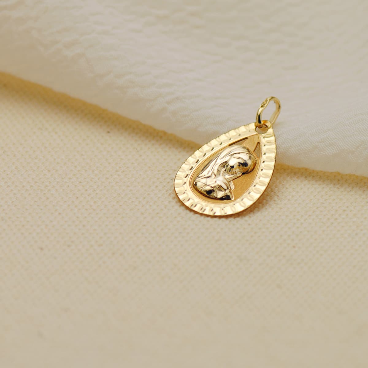 Medalha Drop em Ouro Amarelo 9K com Menina Virgem e Borda Esculpida 20X13 mm