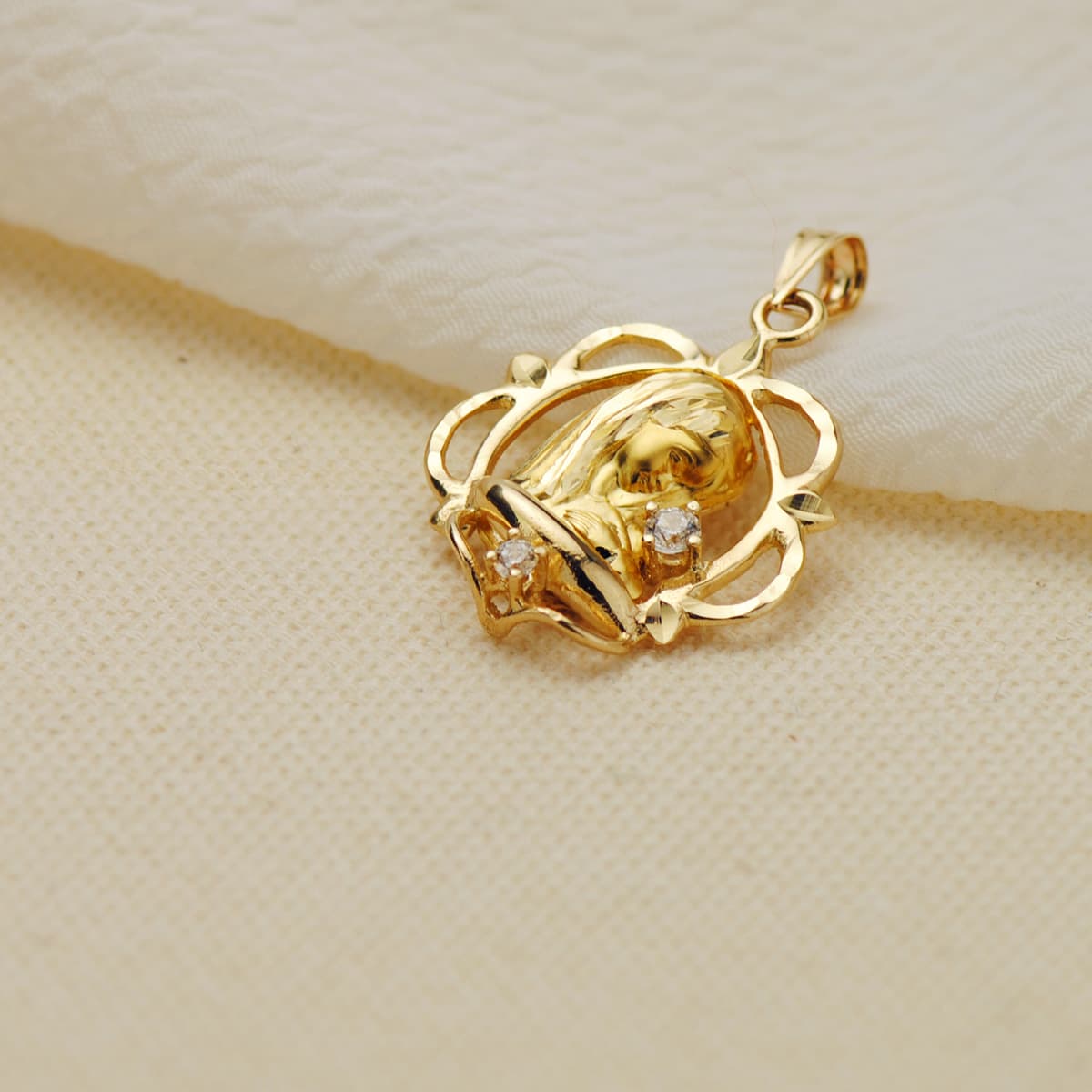 9K Médaille en Or Jaune Vierge et Oxydes de Zirconium. 21X19 mm