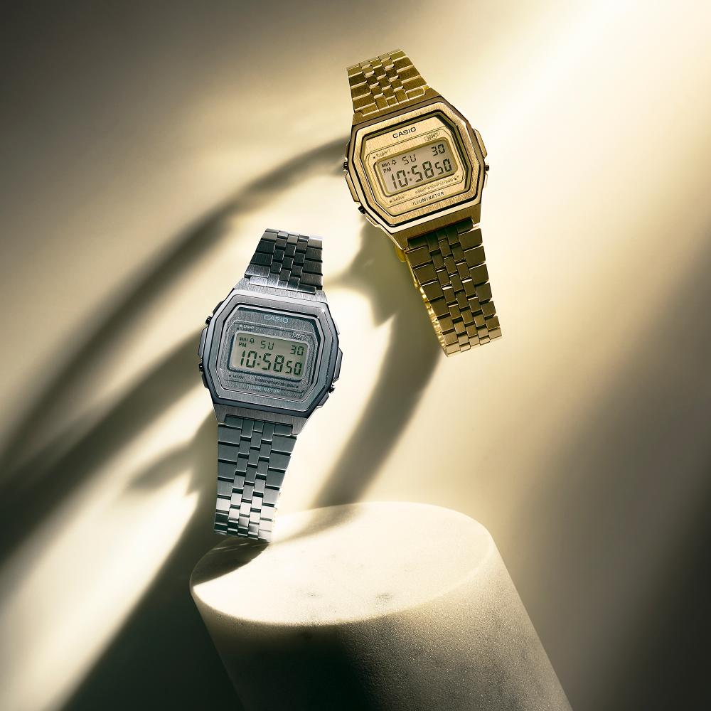 Collection Vintage - A1000G-9EF - Montre Casio – boîtier en acier doré à finition striée, écran numérique, bracelet multi-rangs en acier doré – vue 2