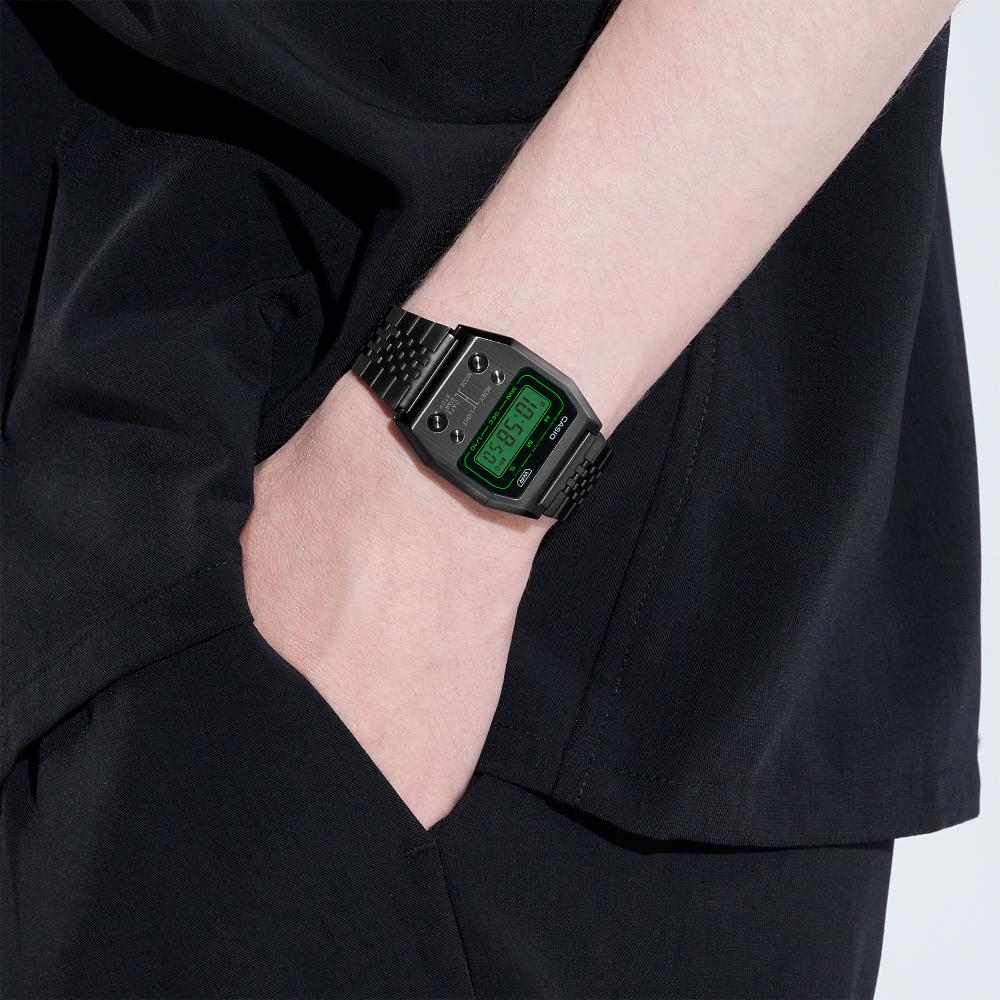 Collection Vintage - A1100B-1EF - Montre Casio – boîtier en acier noir poli, boutons métal en façade, écran numérique, bracelet en acier noir – vue 2