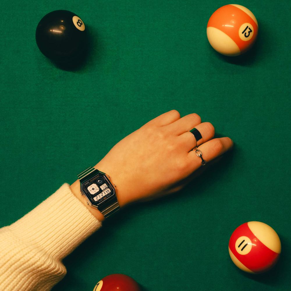 Collection Vintage - A130WE-1AEF - Montre Casio – boîtier argenté en résine chromée, cadran noir rétro-futuriste, écran numérique, bracelet en acier inoxydable – vue 2
