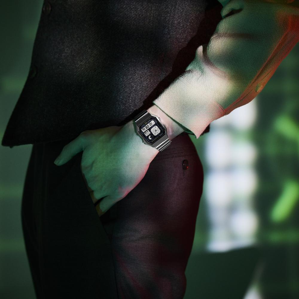 Collection Vintage - A130WE-1AEF - Montre Casio – boîtier argenté en résine chromée, cadran noir rétro-futuriste, écran numérique, bracelet en acier inoxydable – vue 4