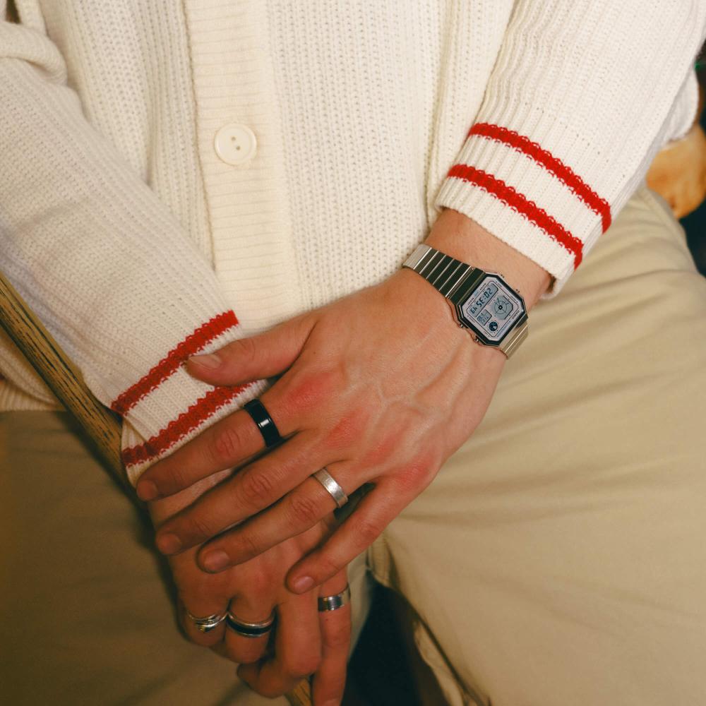 Collection Vintage - A130WE-7AEF - Montre Casio – boîtier argenté chromé, cadran rétro-futuriste à touches colorées, bracelet en acier inoxydable – vue 5