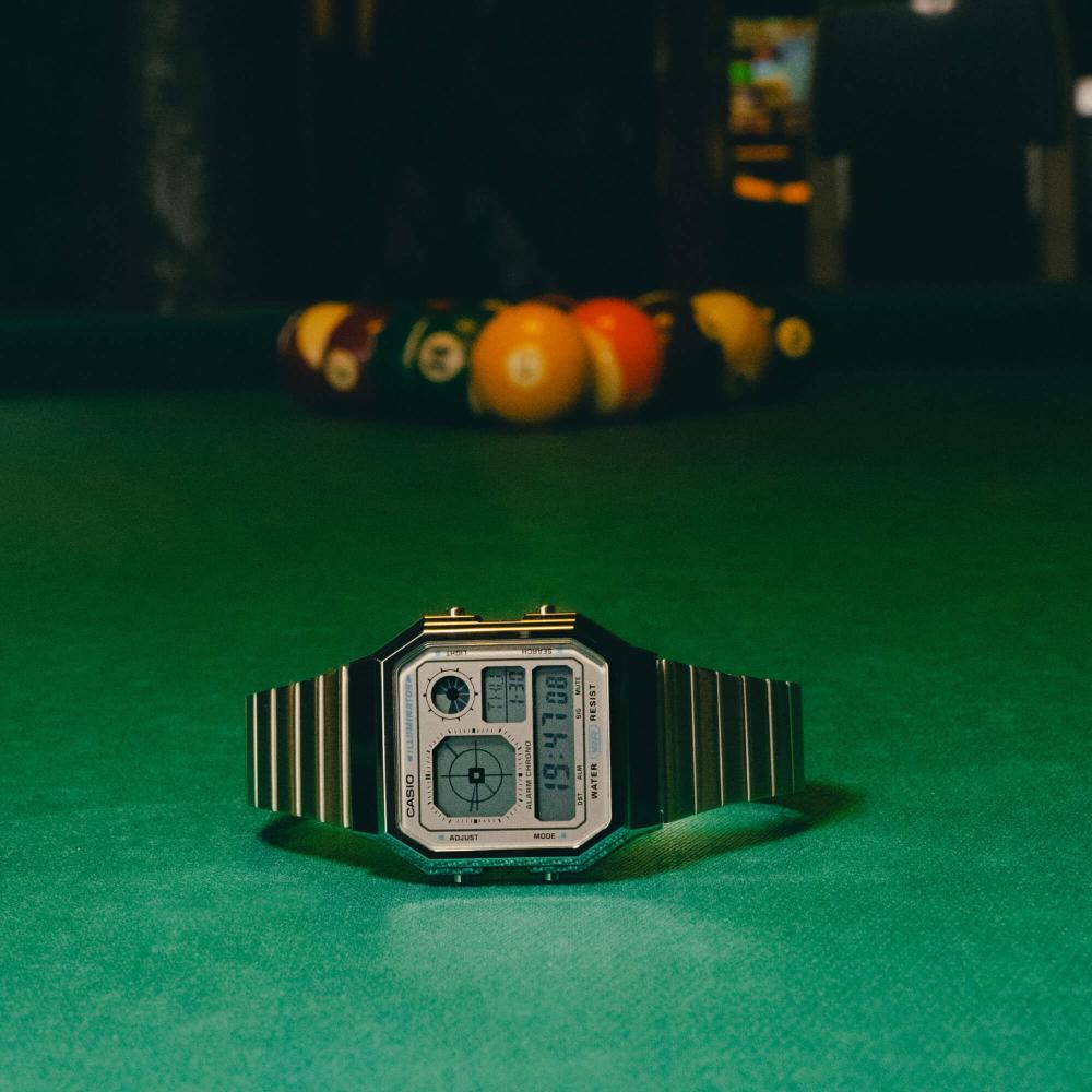 Collection Vintage - A130WE-7AEF - Montre Casio – boîtier argenté chromé, cadran rétro-futuriste à touches colorées, bracelet en acier inoxydable – vue 3