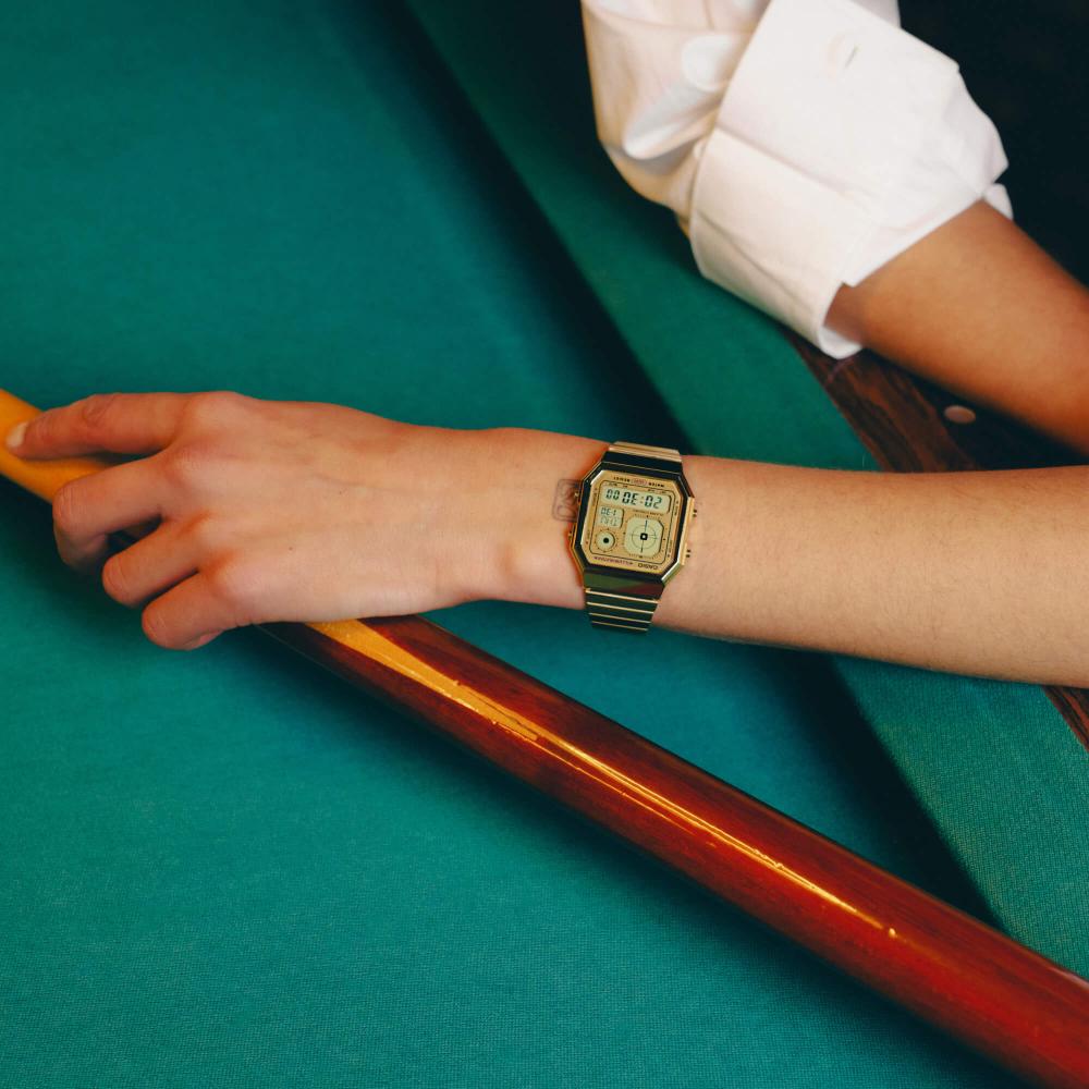 Collection Vintage - A130WEG-9AEF - Montre Casio – boîtier doré, cadran rétro-futuriste à touches colorées, bracelet en acier à placage ionique doré – vue 4