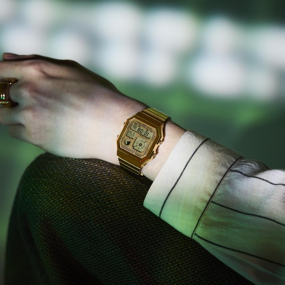 Collection Vintage - A130WEG-9AEF - Montre Casio – boîtier doré, cadran rétro-futuriste à touches colorées, bracelet en acier à placage ionique doré – vue 2