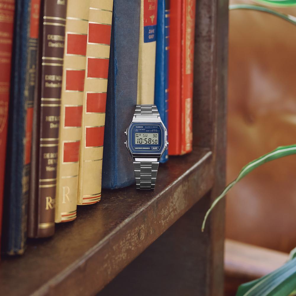 Collection Vintage - A158WEA-2EF - Montre Casio – boîtier en résine, cadran bleu, écran numérique, bracelet en acier inoxydable argenté – vue 4