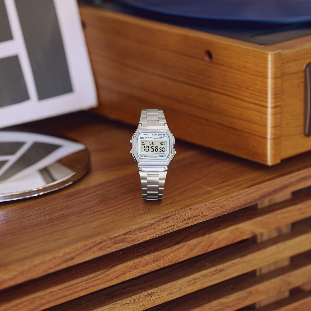 Collection Vintage - A158WEA-7EF - Montre Casio – boîtier argenté, écran numérique avec touches de bleu, bracelet en acier inoxydable – vue 4